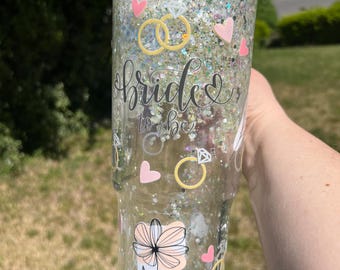 Vaso térmico Bride To Be Waterfall con purpurina y diseño de globo de nieve, de 1,1 litros (40 oz), color blanco y plateado.