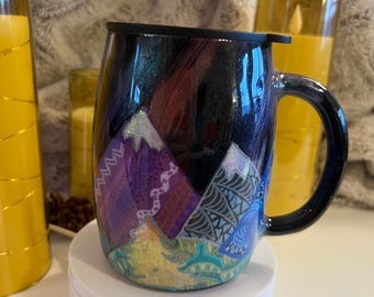 Taza de café con tapa pintada a mano montaña