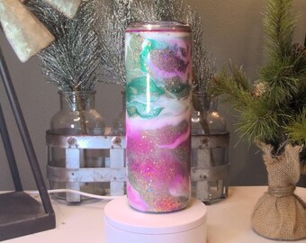 Vaso de acero inoxidable personalizado de 20 oz con tapa simple y purpurina con nubes rosas, blancas y verde azulado