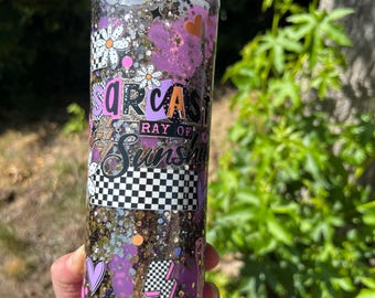 Vaso térmico de 20 oz con tapa abatible, color morado lava y negro claro, con tapa transparente y diseño sarcástico de Rey of Sunshine.