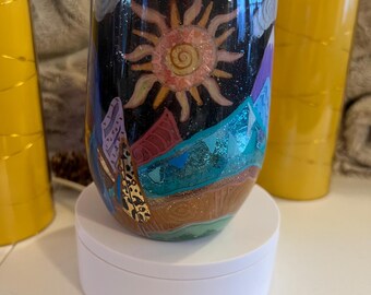 Copa de vino de 15 oz, tinta y papel de aluminio de 15 oz, montaña pintada a mano