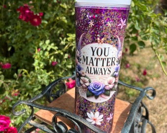 Vaso térmico Still Snow Globe de 20 oz con tapa abatible, color morado y dorado, con diseño floral y la frase "Siempre importas".