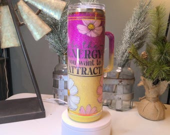 Sé la energía que quieres atraer, vaso con asa de acero inoxidable/epoxi con purpurina rosa amapola y amarilla