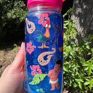 Vaso infantil de 10 oz con tapa abatible, diseño azul lava de Moana imagen 2