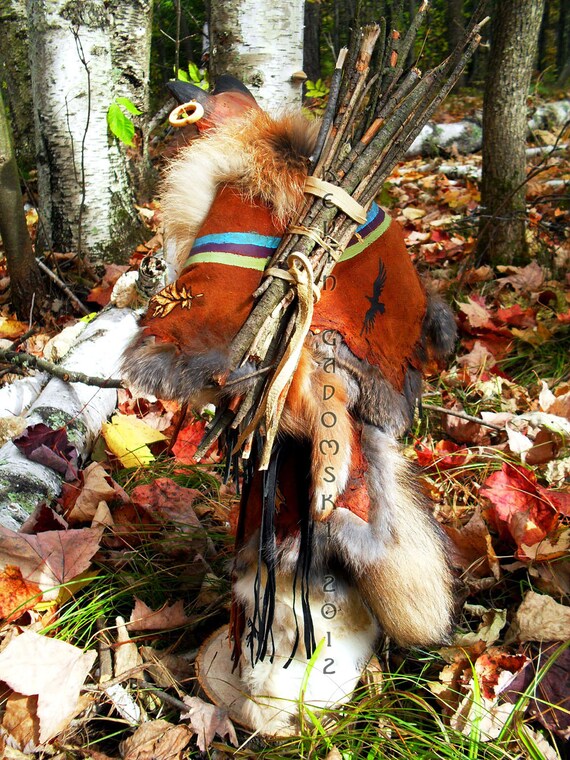 キツネの剥製 木製台座付き