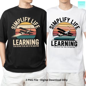 Puede incluir: Dos camisetas, una negra y otra blanca, con un diseño gráfico. El diseño presenta un biplano frente a una puesta de sol, con las palabras "SIMPLIFY LIFE LEARNING" y la frase "TO BE OR NOT TO BE, THAT IS THE QUESTION."