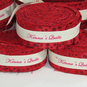 Quiltbindningsbatik, Crib - King, prickmönster röd batik med cirklar