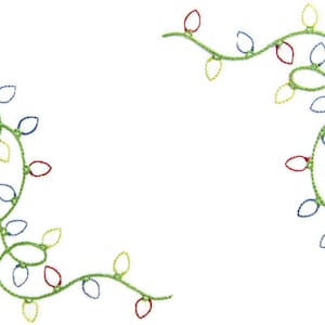 Pode incluir: Uma guirlanda verde com lâmpadas coloridas em vermelho, amarelo, azul e verde. A guirlanda tem a forma de uma moldura, com dois cantos preenchidos.
