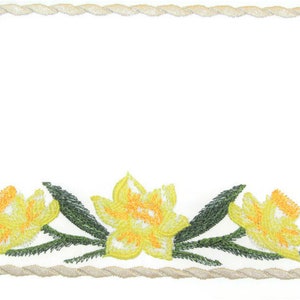 Könnte beinhalten: Ein weißer Hintergrund mit einem Seilrahmen. Am unteren Rand des Bildes befindet sich eine Reihe gelber Narzissen mit grünen Blättern.
