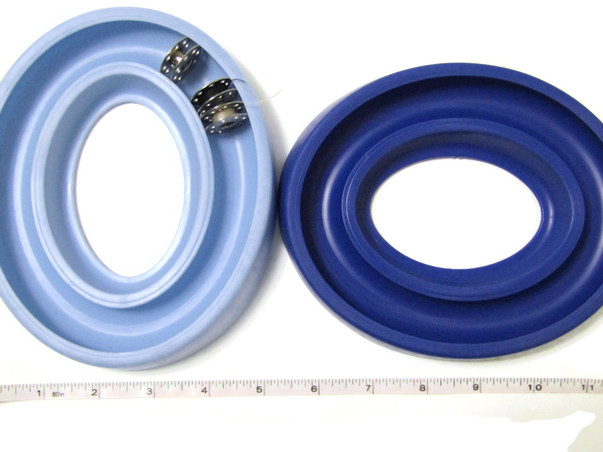 Ring holder for sewing machine bobbins