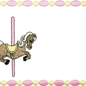 Op de afbeelding: Een roze en gele rand omringt een witte achtergrond met een bruin draaimolenpaard op een roze paal. Het paard heeft een geel zadel.