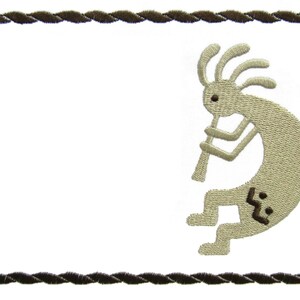 Pode incluir: Design bordado de Kokopelli sobre fundo branco, emoldurado por uma borda marrom em forma de corda. A figura de Kokopelli é bege e toca uma flauta. Adequado para vários projetos de artesanato.