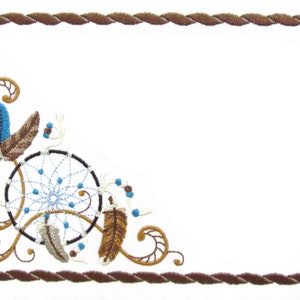 Könnte beinhalten: Ein brauner Seilrahmen mit weißem Hintergrund. In der linken unteren Ecke befindet sich ein Traumfänger mit braunen Federn, blauen Perlen und einem weißen Netz. Der Traumfänger ist von braunen Schnörkeln umgeben.