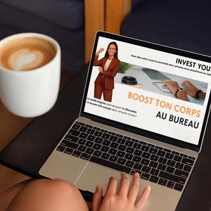 Peut inclure: Un ordinateur portable affiche le texte « INVEST YOU » et « BOOST TON CORPS AU BUREAU ». Une tasse blanche de café avec un motif en forme de cœur est tenue. L'ordinateur portable est sur une surface noire.