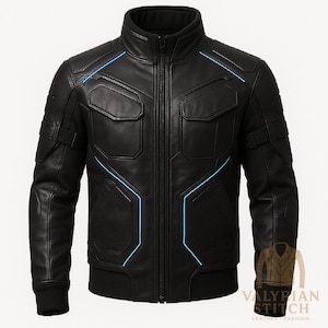 Puede incluir: Chaqueta de cuero negra con cuello alto, dos bolsillos en el pecho y cremallera. La chaqueta presenta detalles azules de neón a lo largo de las costuras y un dobladillo acanalado. El logotipo de Valyrian Stitch es visible en la esquina inferior derecha.