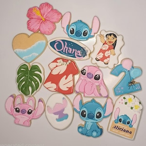 Może przedstawiać: Kolekcja dekorowanych ciasteczek cukrowych z postaciami i elementami z filmu animowanego "Lilo & Stitch". Ciasteczka zawierają Stitcha, Lilo, kwiaty hibiskusa i deskę surfingową ze słowem "Ohana".