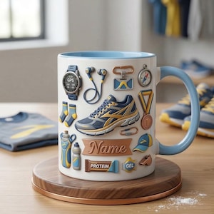 以下が含まれることがあります： 青いハンドルと縁が付いた白いセラミックマグ。ランニングをテーマにしたグラフィックで装飾されています。「Name」というバナー、ランニングシューズ、時計、ヘッドフォンが含まれています。マグカップは木製のコースターの上にあります。