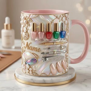 Op de afbeelding: Een decoratieve mok met een roze handvat en rand, met nagellakflesjes, manicuregereedschap en het woord "Name". De mok is versierd met parels en bloemmotieven, rustend op een marmeren onderzetter.