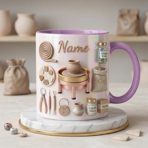 Puede incluir: Taza de cerámica con acabado nacarado y asa lavanda. La taza está decorada con herramientas y suministros de cerámica, incluyendo un torno de alfarero en miniatura, arcilla y esmalte. La palabra "Name" está escrita en la taza.