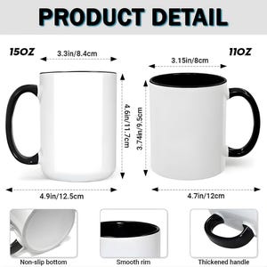 Puede incluir: Tazas de cer&aacute;mica blancas con interiores y asas negras. La taza de 15 oz mide 11,7 cm de alto y 8,4 cm de di&aacute;metro. La taza de 11 oz mide 9,5 cm de alto y 8 cm de di&aacute;metro. Incluye base antideslizante, borde liso y asa gruesa. Detalles del producto.
