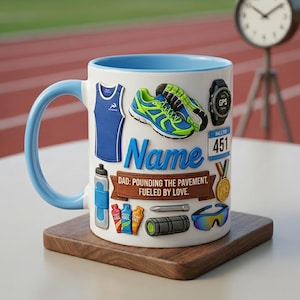 Könnte beinhalten: Weiße Keramik-Tasse mit blauem Innenraum und Griff, verziert mit Lauf-Motiven. Mit blauem Tanktop, Laufschuhen, einer Smartwatch und dem Text "Name" und "DAD: POUNDING THE PAVEMENT, FUELED BY LOVE."