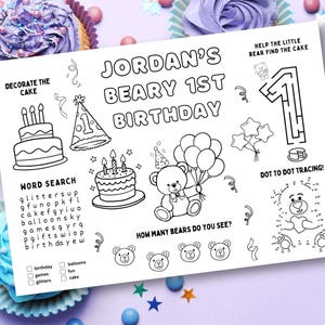 Könnte beinhalten: Schwarz-weiß-Aktivitätsblatt für den ersten Geburtstag eines Kindes. Mit Kuchen, Teddybär, Luftballons und dem Text "Jordan's Beary 1st Birthday". Enthält ein Suchsel, Punkt-zu-Punkt und Labyrinth-Aktivitäten.