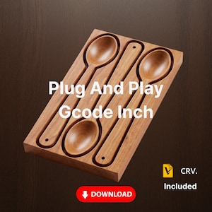 Pode incluir: Um bloco de madeira retangular com reentrâncias esculpidas para duas colheres, com o texto Plug And Play Gcode Inch exibido centralmente. Um pequeno ícone amarelo com as letras CRV e a palavra Included aparecem, junto com um botão vermelho Download.