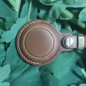 Housse de protection en cuir fabriquée à la main pour Apple AirTag, porte-clés en cuir avec crochet pour support AirTag, porte-clés pour balise de localisation, étui AirTag