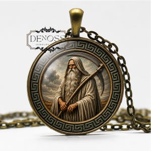 Puede incluir: Un collar con colgante redondo de bronce que presenta un cabujón de cristal con la ilustración de una figura barbuda con túnica y capucha que sostiene una guadaña. El marco tiene un patrón de greca. El texto DENOSS JEWELRY GIFT aparece arriba.