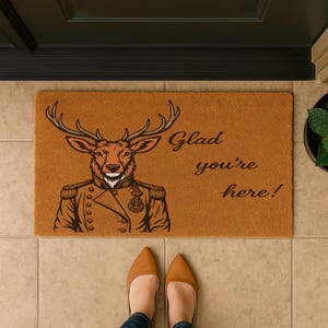 Deer Welcome Mat – ‘Glad You’re Here!’ – Funny Animal Coir Doormat for Entryway, Rustic Cabin Decor, Lodge Gift Idea, Nature Lover Home Rug