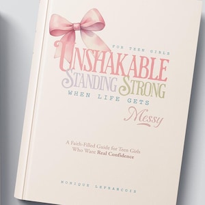 Pu&ograve; includere: Un libro aperto con testo e un libro chiuso con il titolo "Unshakable Standing Strong When Life Gets Messy" e un fiocco rosa. Il libro aperto ha il titolo del capitolo "Who Do You Think You Are?" e testo.