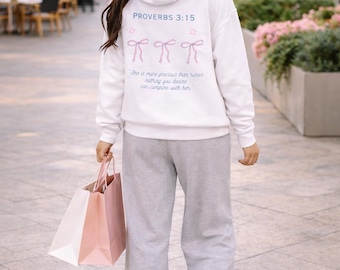 Felpa con cappuccio Proverbi 3:15 – Felpa "Più preziosa dei rubini", abbigliamento cristiano con versetti biblici