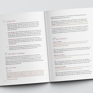 Pu&ograve; includere: Un libro aperto con due pagine con testo ed elementi decorativi. La pagina sinistra ha una sezione intitolata "Living It Out" con elenchi puntati. La pagina destra include "Key Scriptures" e testo aggiuntivo.