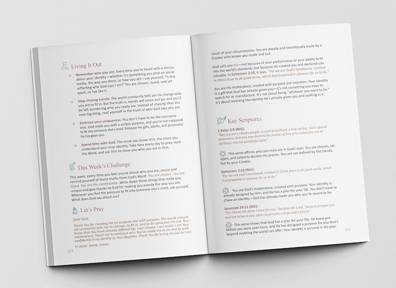 Pu&ograve; includere: Un libro aperto con due pagine con testo ed elementi decorativi. La pagina sinistra ha una sezione intitolata "Living It Out" con elenchi puntati. La pagina destra include "Key Scriptures" e testo aggiuntivo.