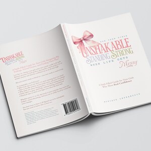 Pu&ograve; includere: Un libro aperto intitolato "Unshakable Standing Strong When Life Gets Messy" con un'illustrazione di un fiocco rosa. Il libro &egrave; una guida piena di fede per ragazze adolescenti. La copertina presenta testo in rosa e verde.