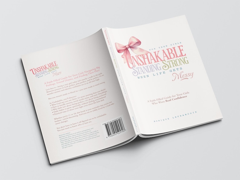 Pu&ograve; includere: Un libro aperto intitolato "Unshakable Standing Strong When Life Gets Messy" con un'illustrazione di un fiocco rosa. Il libro &egrave; una guida piena di fede per ragazze adolescenti. La copertina presenta testo in rosa e verde.