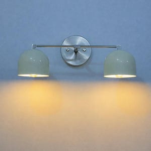 Vägglampa i mässing, badrumslampa i mitten av århundradet, mattvit skärm, handgjord lampa