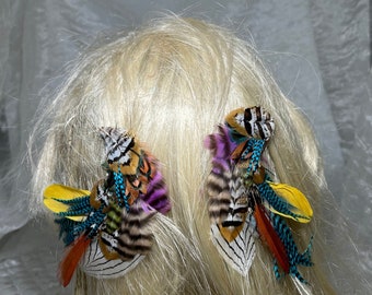 Paire de pinces à cheveux plumes multicolores lumineuses, pince à cheveux plumes de paon, bibis plumes, barrette à plumes bohème, pince à plumes gitane