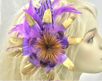 Fascinator de flores de lavanda y plumas doradas, clip de pelo de plumas, accesorio de plumas boho, accesorio de flor de plumas llamativas