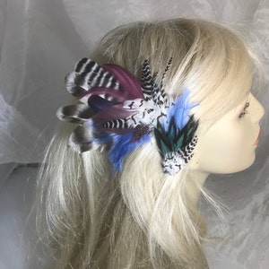 ラベンダーとホワイトのフェザーヘアクリップ、ラベンダーフェザーヘアまたはハットピース、フェザーファシネーター、フェザーバレッタ、ラベンダーフェザークリップ