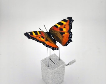 Autómata de mariposa pequeña carey (Aglais urticae): escultura cinética de aleteo