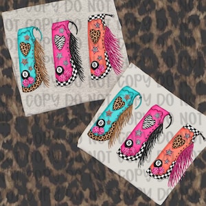 Op de afbeelding: Een grafisch ontwerp met twee sets van drie cowboylaarzen in turquoise, roze en oranje. Elke laars is versierd met luipaardprint, sterpatronen, een achtbal, dobbelstenen en franjes. Het ontwerp staat afgebeeld op twee lichtgrijze t-shirts.