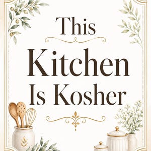 以下が含まれることがあります： 「This Kitchen Is Kosher」というダークブラウンの文字が書かれた長方形のウォールサイン。ゴールドの縁取り、緑の葉のイラスト、木製のスプーンと泡立て器が入った陶器製のキッチンツールスタンド、白いキャニスターが描かれています。