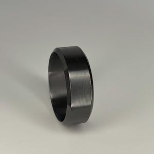 Trouwring zwart zirkonium – Minimalistische, mat bewerkte ring, gemaakt in de VS