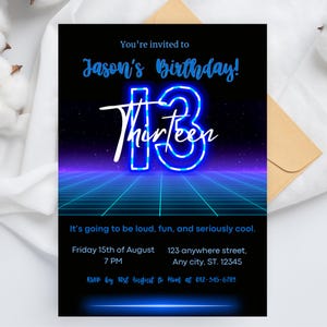 Könnte beinhalten: Eine schwarze Geburtstagseinladung mit blauen Neonakzenten. Die Einladung lautet "Jason's Birthday!" mit einer großen "13" und dem Wort "Thirteen" in einer Schriftart. Zusätzlicher Text enthält Veranstaltungsdetails und eine RSVP.