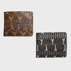Carteira masculina dobrável com estampa de cobra, conjunto com 2 unidades, cor marrom.