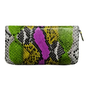 Peut inclure: Portefeuille rectangulaire avec fermeture éclair, orné d'un motif peau de serpent. Le design présente des nuances de vert, jaune, violet, noir et blanc. Un accessoire élégant pour transporter cartes et argent, avec une esthétique audacieuse.
