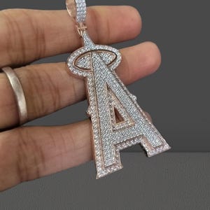 Colgante con nombre personalizado de moissanita de corte redondo de 3 quilates, colgante de 2 pulgadas, colgante de moissanita chapado en oro amarillo de 14 k