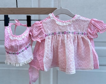 Vintage 80s Pink Gingham Matching Baby Dress & Bonnet Set – Eyelet Lace and Floral Trim