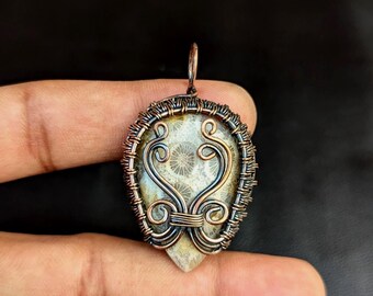 Anhänger aus fossiler Koralle, handgefertigter Schmuck aus Kupferdraht